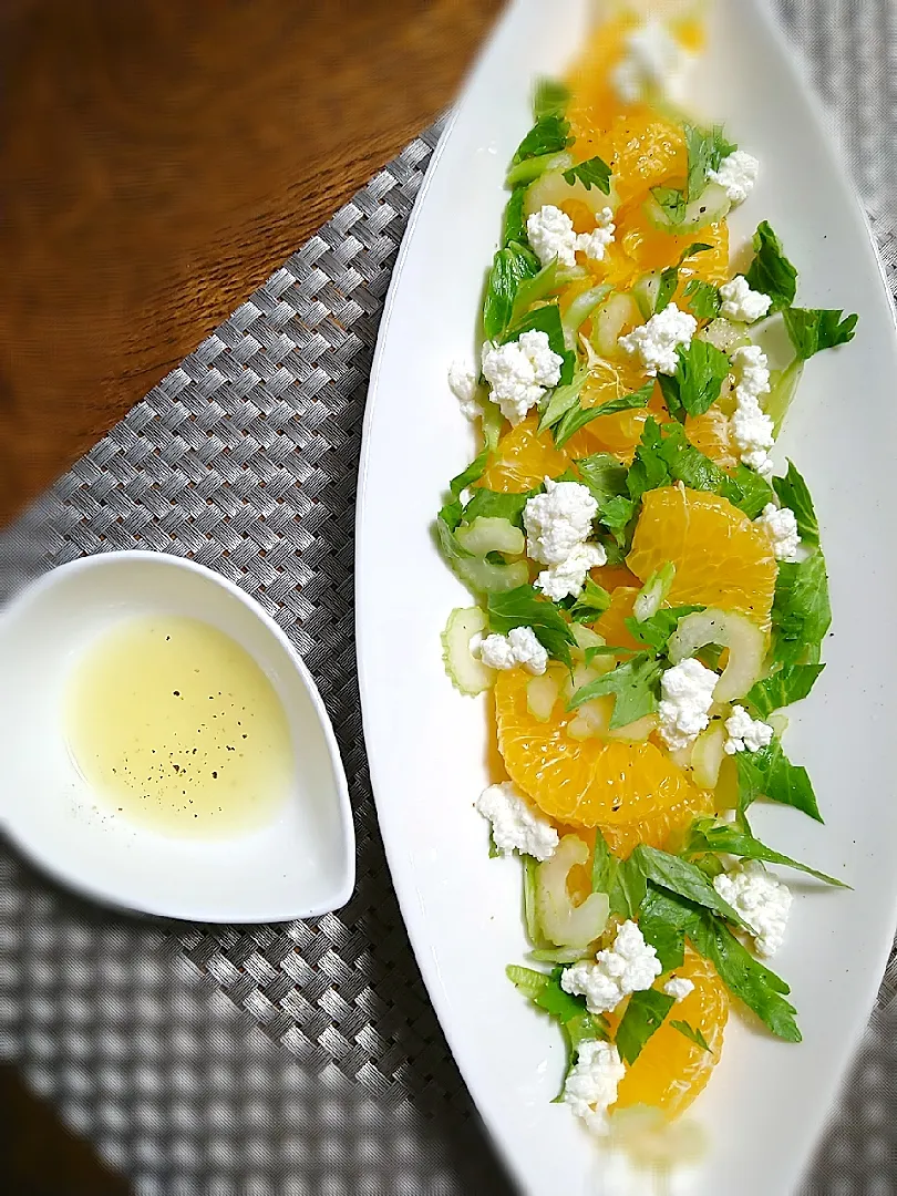 Snapdishの料理写真:八朔、セロリ、リコッタチーズのサラダ🌿🍊|まめころさん