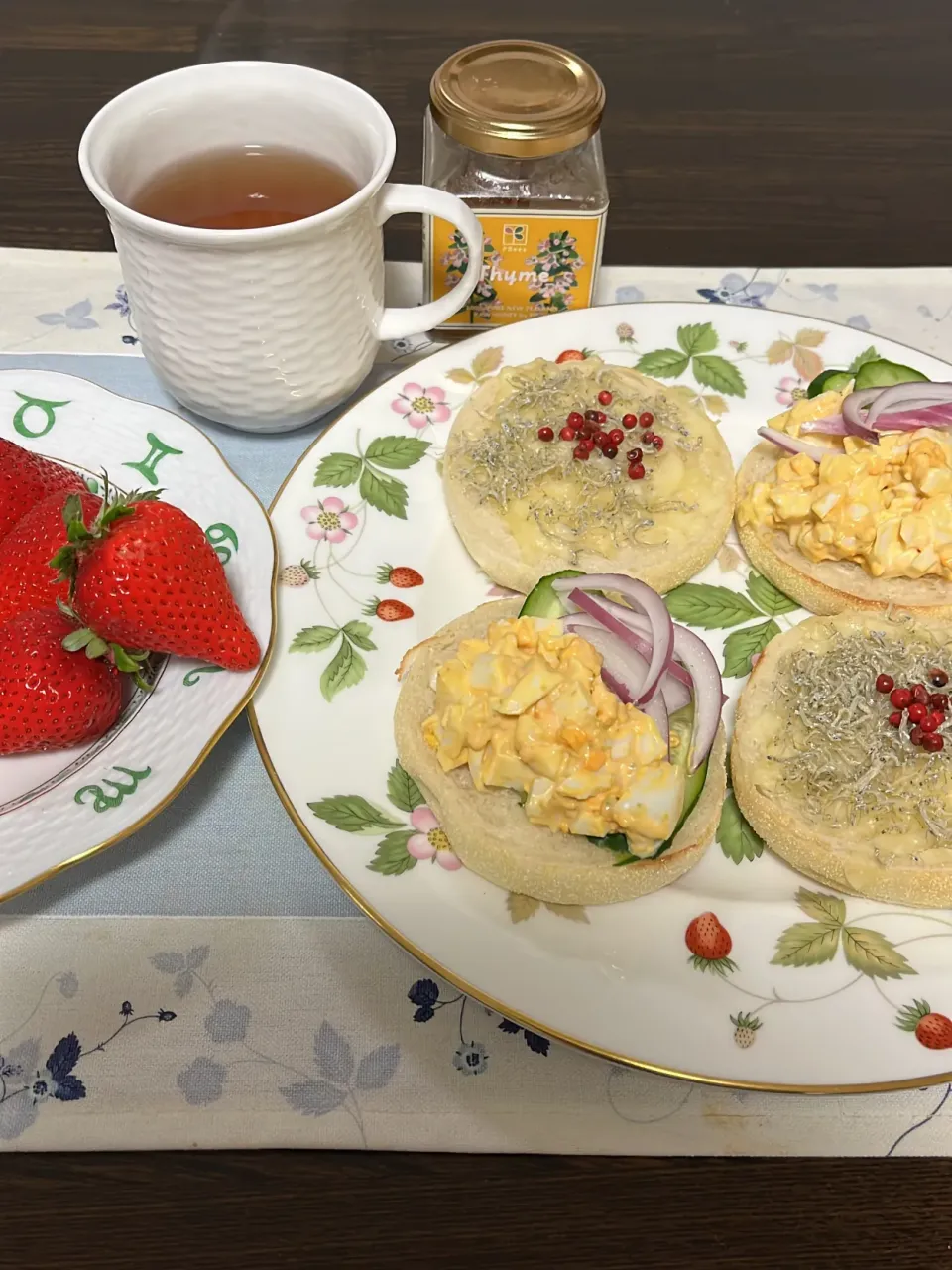 Snapdishの料理写真:しらすチーズトーストと卵トーストとメルシーの紅茶❣️|tamemitiさん