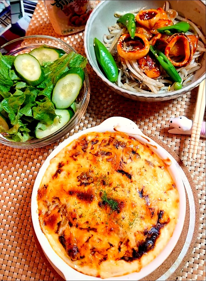 ポテトグラタン、イカのコチュジャン炒め、グリーンサラダで夕ご飯🍴|ポチさん