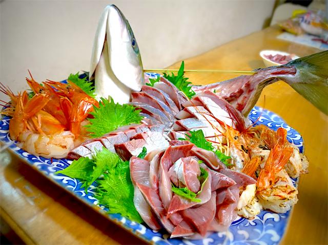 イナダ姿造り 赤海老のお刺身盛り合わせ 33cmの大皿にいっぱいで約500