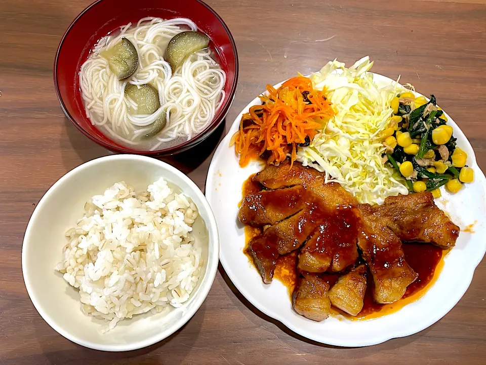 トンテキ　ツナとほうれん草のバター炒め　人参ラペ　茄子の煮麺|おさむん17さん