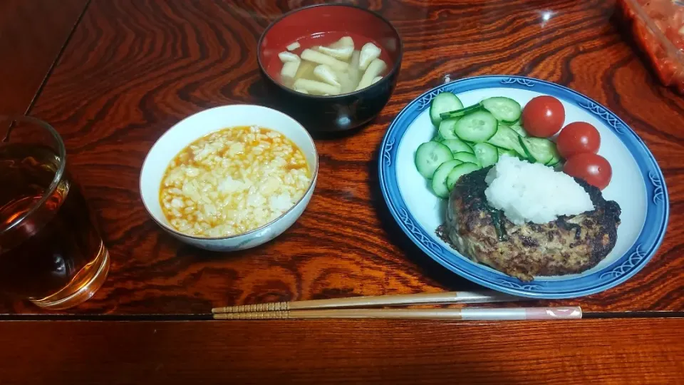 ・大根おろし乗せ炒り豆腐バーグ
・きゅうりとトマトのサラダ
・味噌汁
・たまごかけご飯|早紀さん