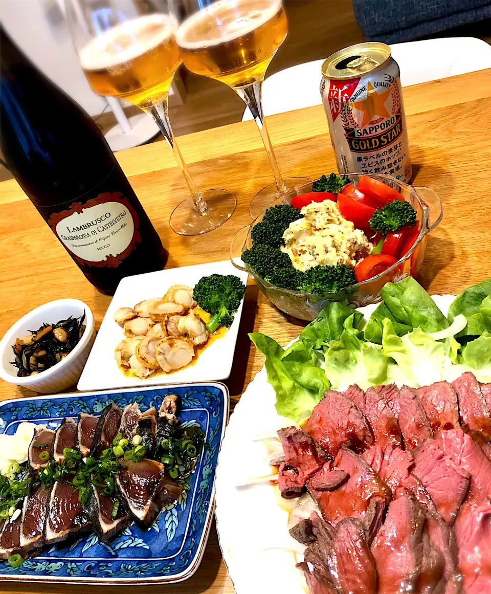 Snapdishの料理写真:鰹のたたき　ローストビーフ　帆立の刺身　さつまいものポテサラ|じゅんさんさん