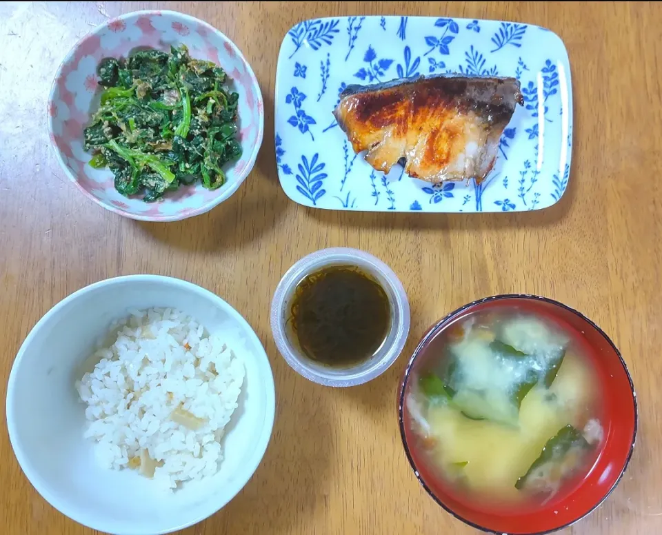 2022 0314　鰤の塩麹漬け焼き　ほうれん草のごま和え　もずく　なめことわかめのお味噌汁|いもこ。さん