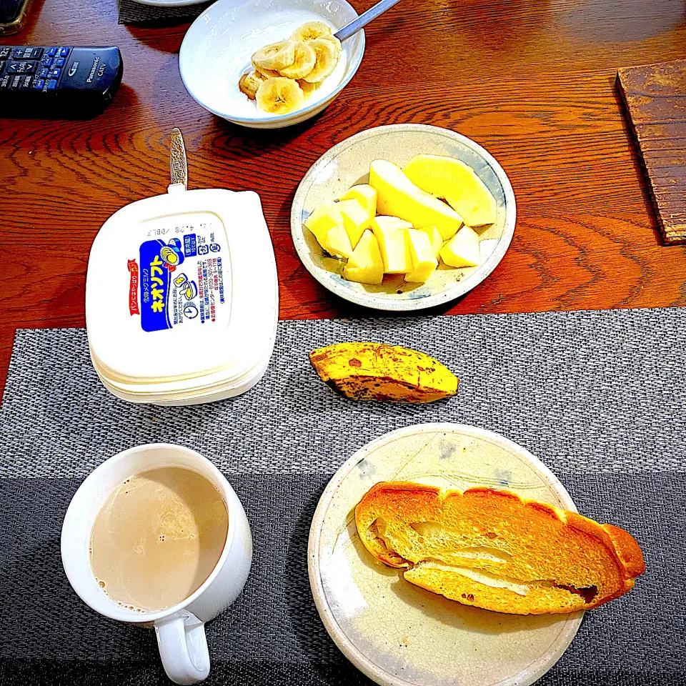 Snapdishの料理写真:3月 18日　朝ごはん　塩パン、カフェオレ、林檎|yakinasuさん