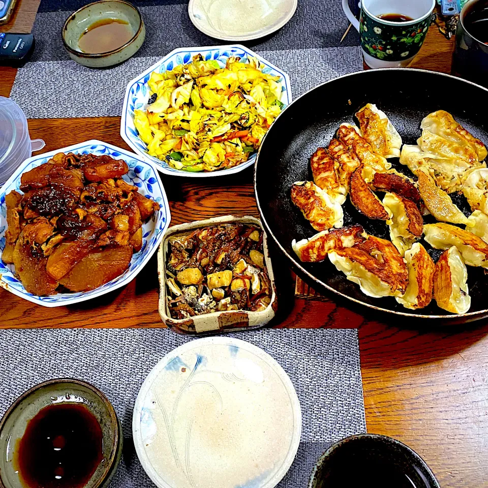 大根と豚バラ肉の味噌煮、野菜炒め、餃子、つくし煮物、常備菜、漬物|yakinasuさん