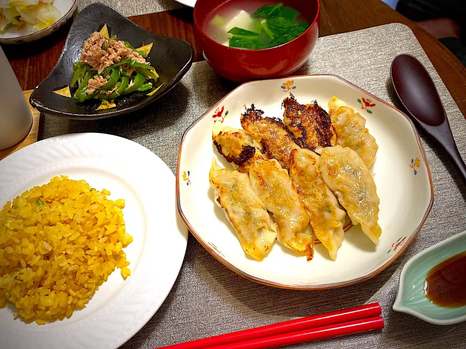 餃子、卵炒飯、無限ピーマン、小松菜と絹豆腐の中華スープ|ちぃさん