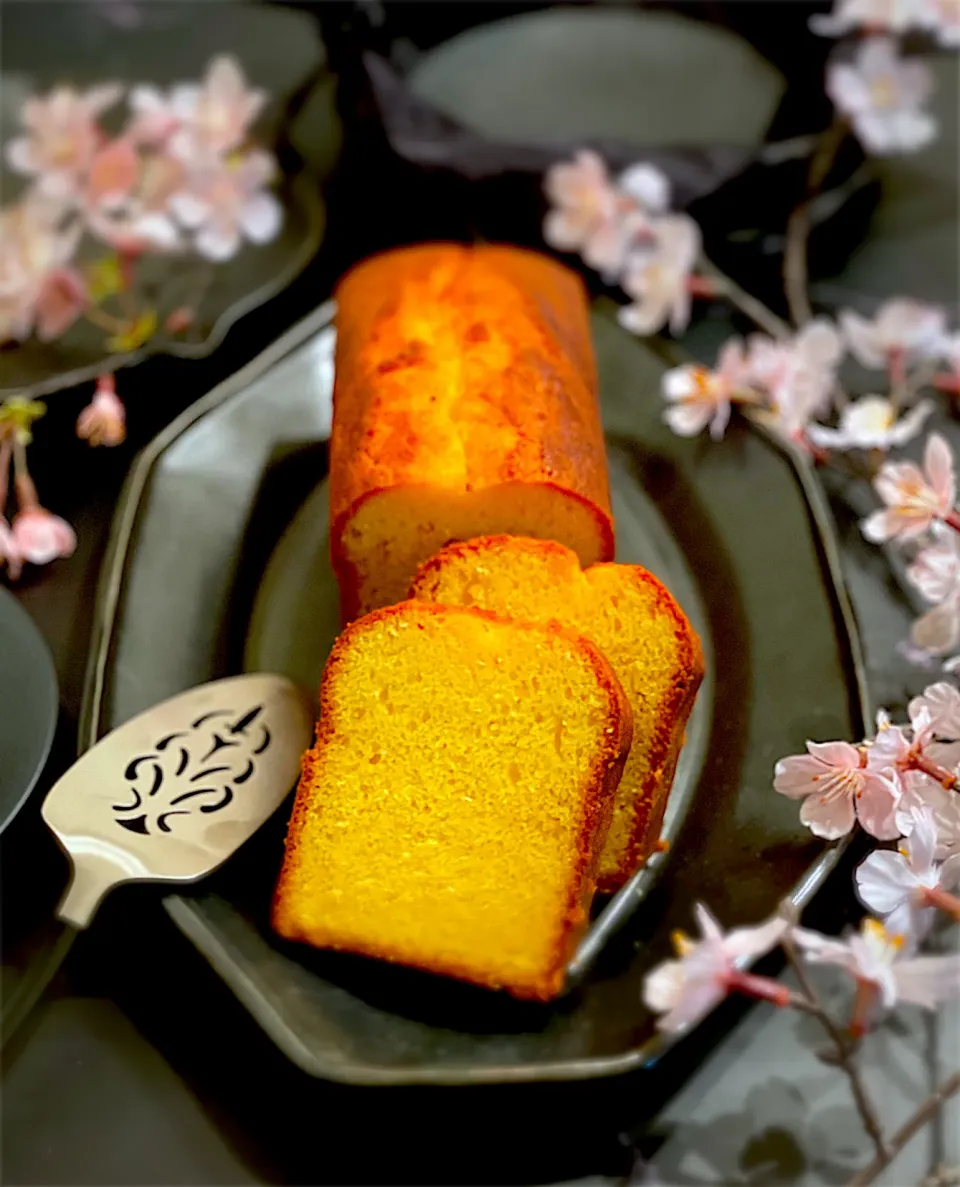 Snapdishの料理写真:白味噌のパウンドケーキ🥰フワッフワでコクがあってちょっぴり塩気があってめっちゃ美味しい〜୧(୧ˊ͈ ³ ˋ͈)⋆ೄ|AXさん