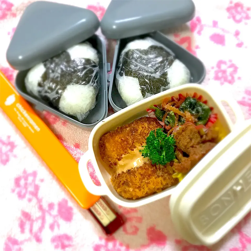 Snapdishの料理写真:🎾JK1試合弁当🍱〜焼鮭おにぎり・塩昆布おにぎり・かぼちゃコロッケ・鶏皮パリパリ・ほうれん草胡麻和え|華恋さん