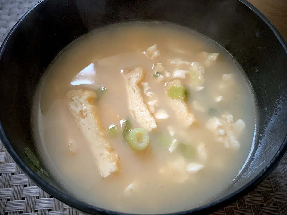 大根おろしの汁と豆腐の苦汁を加えた雷豆腐汁(お味噌汁)|yumyum😋さん