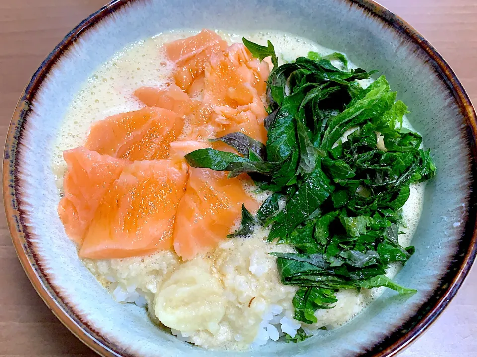 Snapdishの料理写真:サーモンしそトロロ丼|とんさん