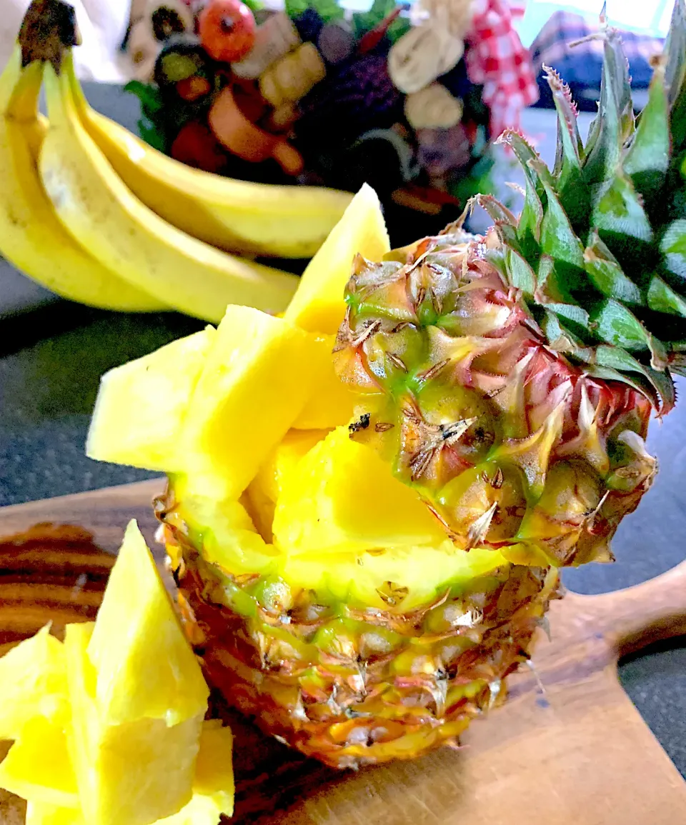 ヨッチャンさんの料理 【溢れパイナップル】作り方🍍今年も台湾パイナップル買っちゃいました。溢れるパイナップル盛りやっちゃいました🍍💕|シュトママさん