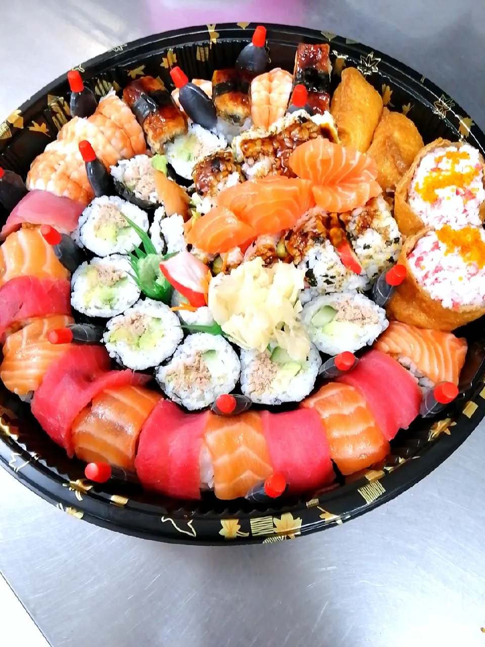 shashimi sushi deluxe platter|Heby Lowさん