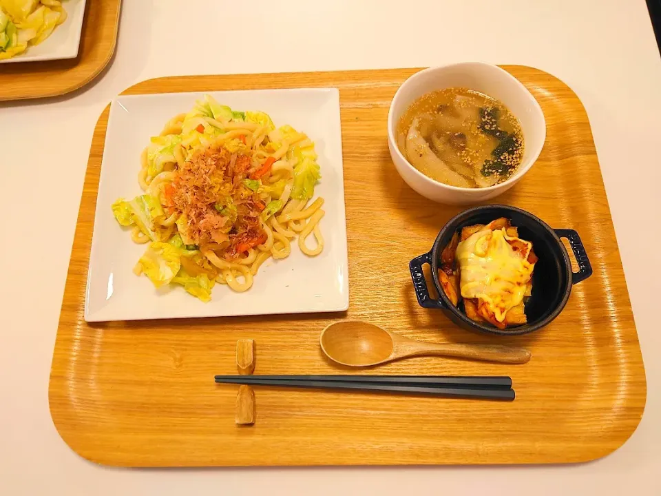 今日の夕食　塩麹焼きうどん、厚揚げのキムチチーズ焼き、冷凍餃子のスープ|pinknari🐰🌈さん