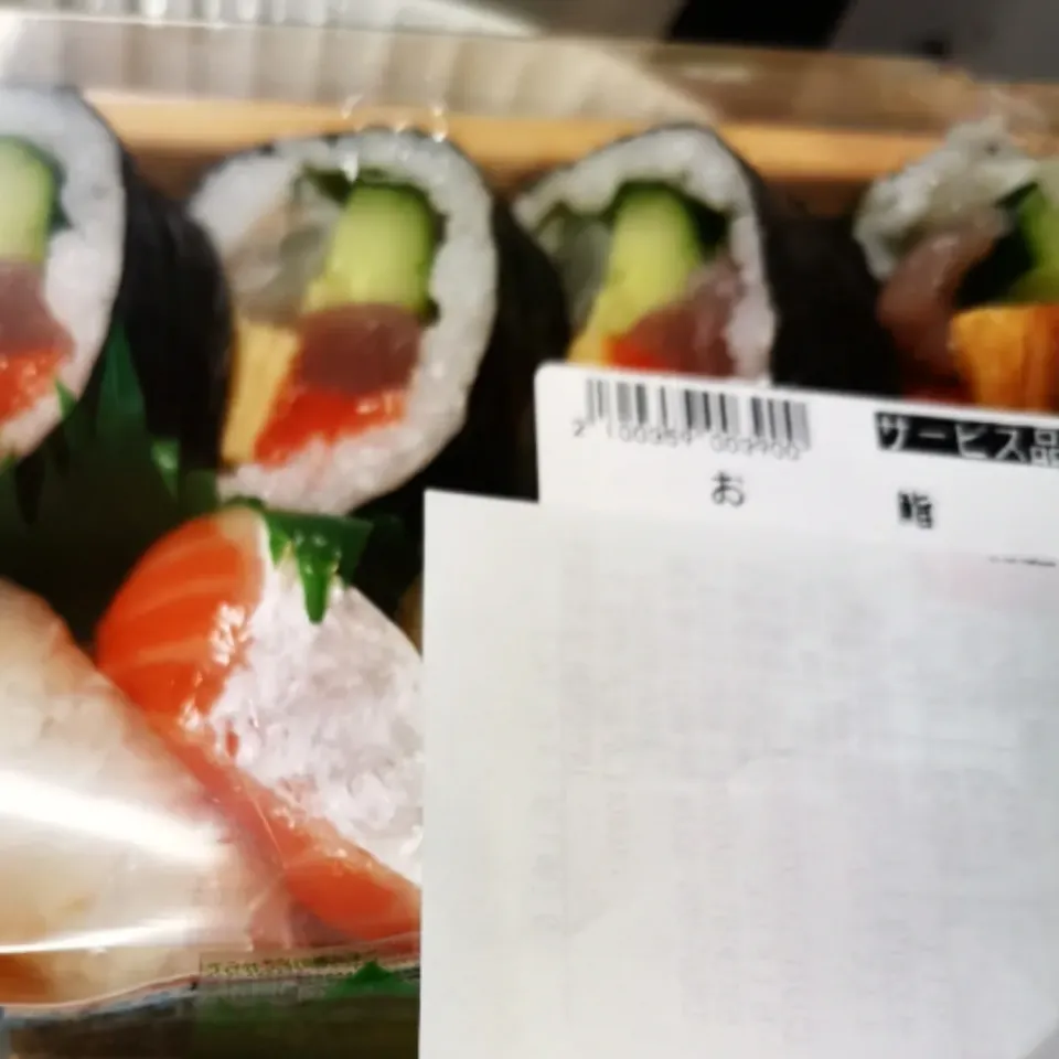 Snapdishの料理写真:サービス品に釣られ買った😓
お寿司+🍡|ペンギンさん