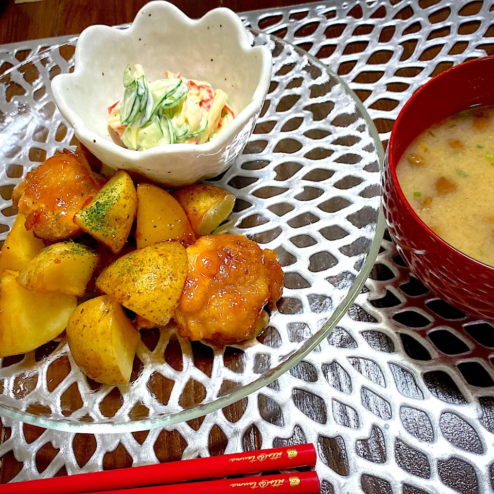 新じゃがと鶏肉の照りバター炒め、きゅうりとカニカマのマヨ和え、なめこの味噌汁|ちぃさん