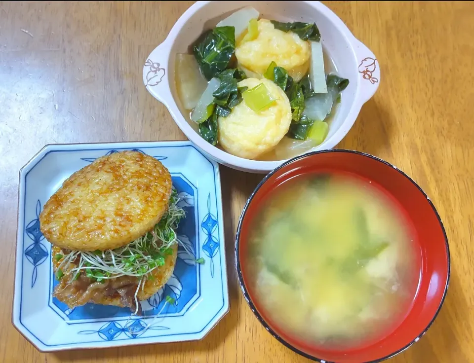 2022 0318　焼肉ライスバーガー　お豆腐揚げと大根の鶏だし煮　わかめのお味噌汁|いもこ。さん