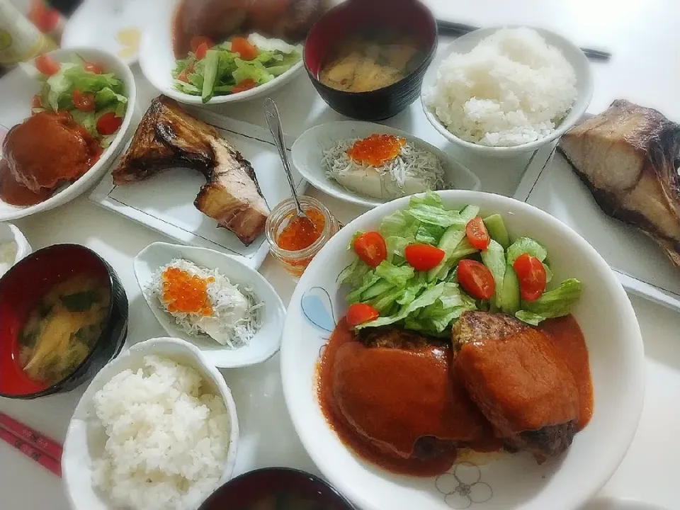 Snapdishの料理写真:夕食(*^^*)
チーズＩＮハンバーグ&サラダ🥗
焼魚(ぶりカマ)
豆腐のシラスいくらのせ
お味噌汁(小松菜、しいたけ)|プリン☆さん