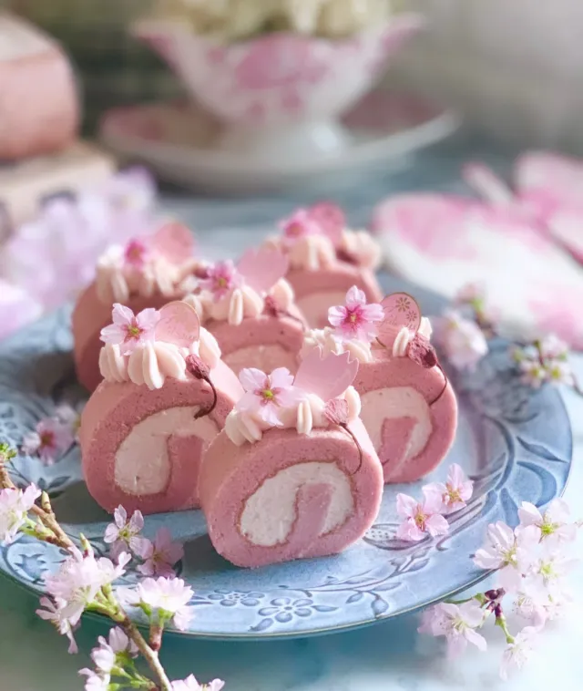 Snapdishの料理・レシピ写真:桜の米粉ロール🌸🌸🌸｜日本の春をまきまき♪桜ロールケーキ