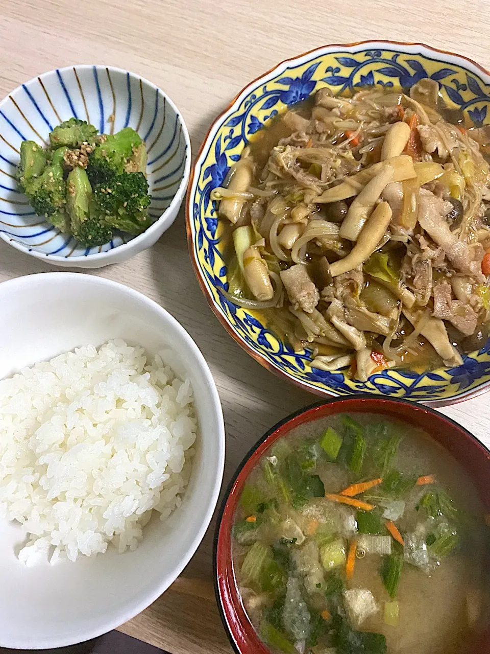 きのこたっぷり野菜炒め ✱ ブロッコリーのごま和え🥦|Chii🐼🍒さん