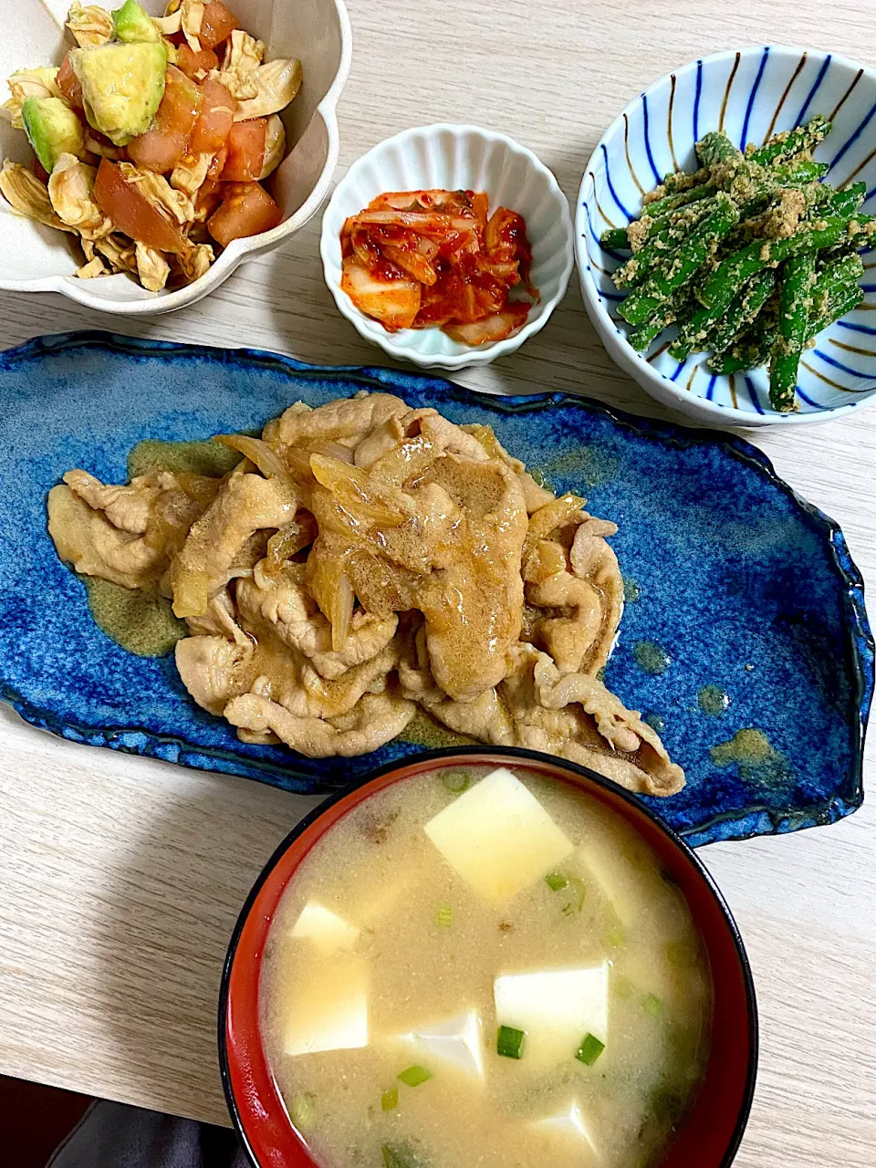 豚のしょうが焼き ✱トマトとささみのサラダ ✱ インゲンのごま和え ✱キムチ ✱わかめとネギと豆腐の味噌汁|Chii🐼🍒さん