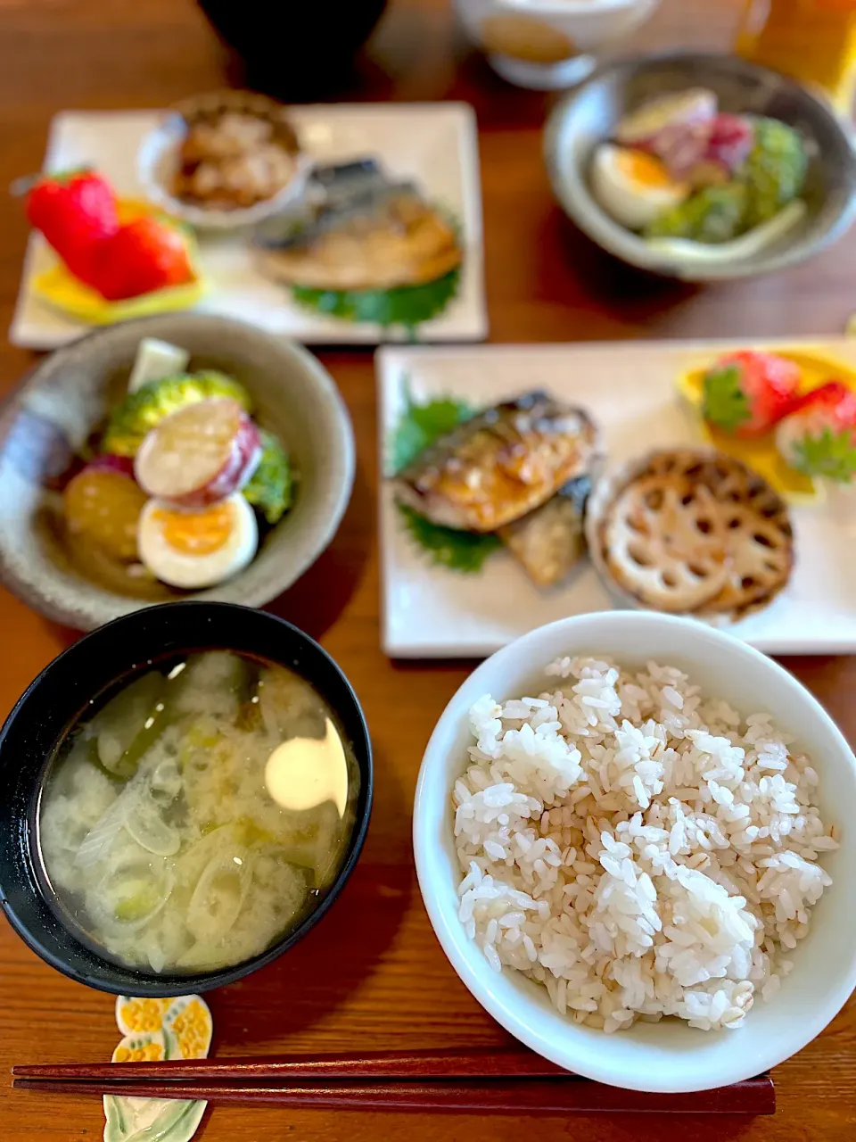 Snapdishの料理写真:さばの塩焼き、さつまいもとブロッコリーのハニーサラダ、蓮根の照り焼き、ネギとワカメのお味噌汁|ＭＡＲＵＥ家の食卓さん