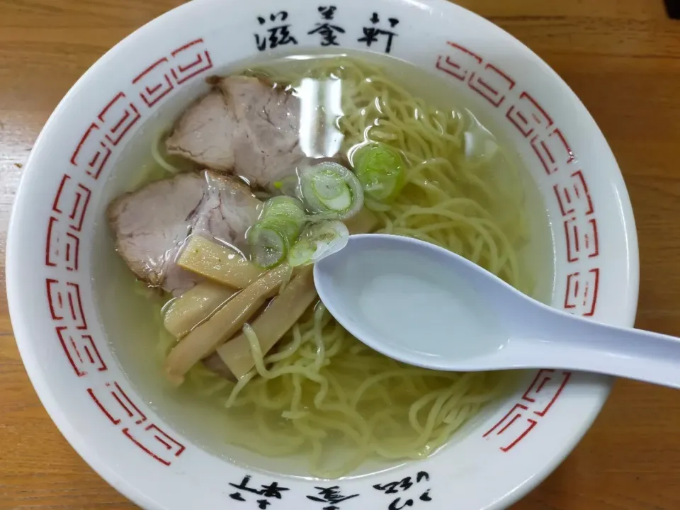 函館駅近くで滋養軒の塩ラーメン。スープの透明感が半端ない事に感動！ちょっと塩味が強いかな|フージさん