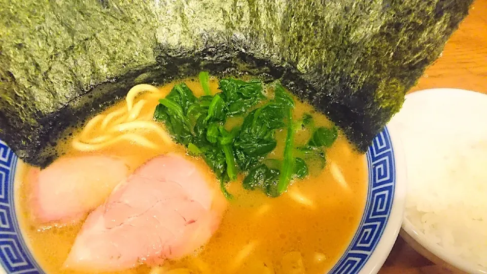 【3/21までの限定】
渡なべ
豚骨醤油ラーメン（900円）
＋のり増し（5枚、100円）
＋限定用ごはん（100円）
@高田馬場7分、西早稲田
（JR池袋駅から徒歩25分）
22061|大脇さん