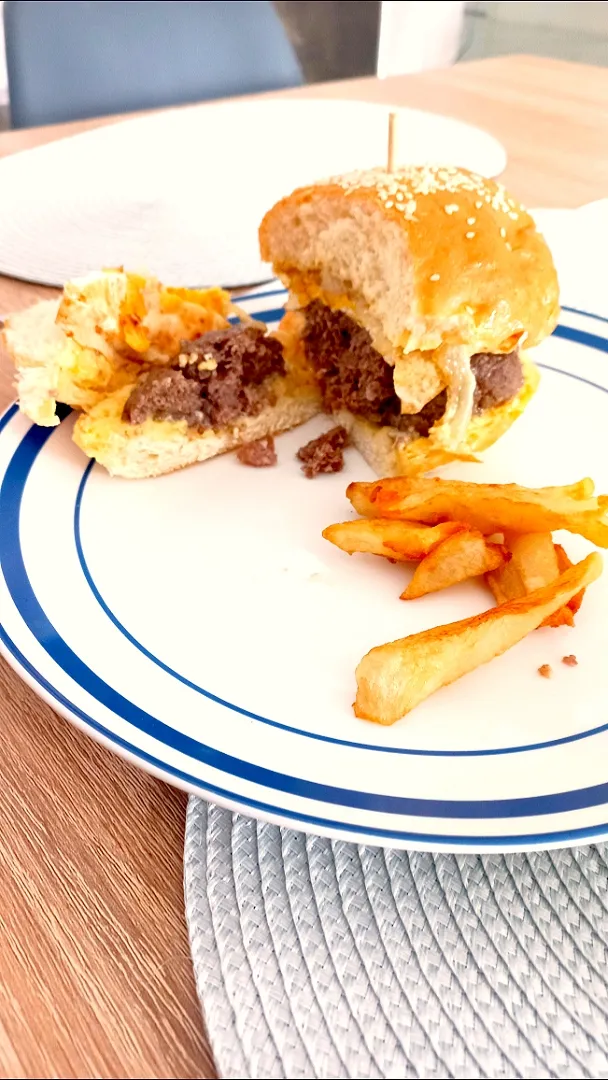 Homemade Classic Beef Burger&Chips❤|Qurratさん