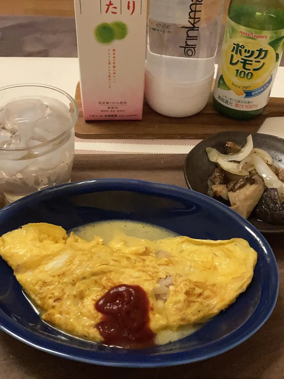 新玉ねぎとミニトマトツナのチーズオムレツ🍳椎茸と新玉ねぎのガーリックソテー🧄|gunlove❤さん