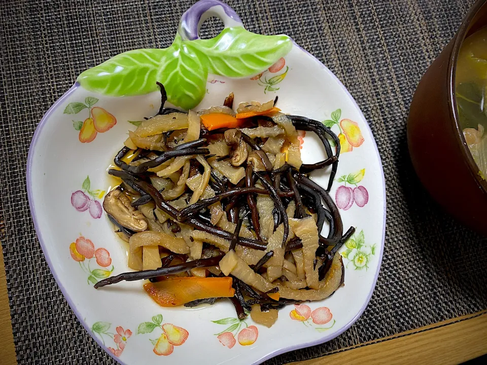 祖父の大根👨🏻‍🌾切り干しにしました。豊浜産ひじきと一緒に切り干し大根の煮物🥕|1614さん