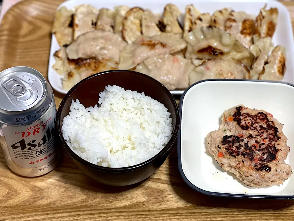 ☆餃子🥟 ☆鶏つくねのハンバーグ ☆ビール🍺|まぁたんさん