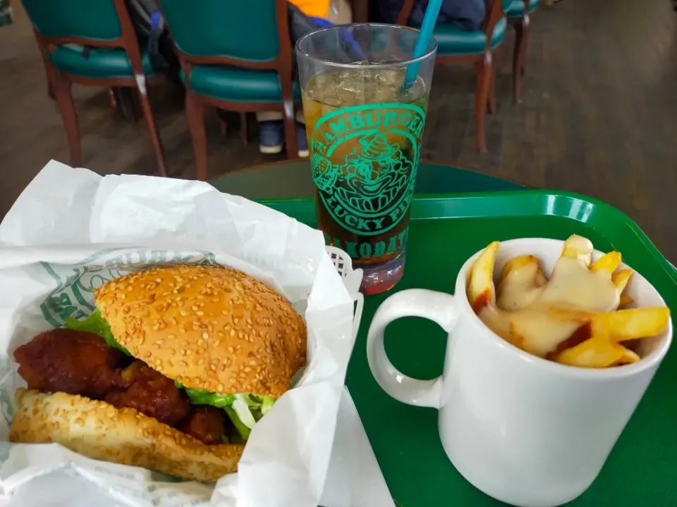 函館ラッキーピエロでチャイニーズチキンバーガーとラキポテのセット|フージさん