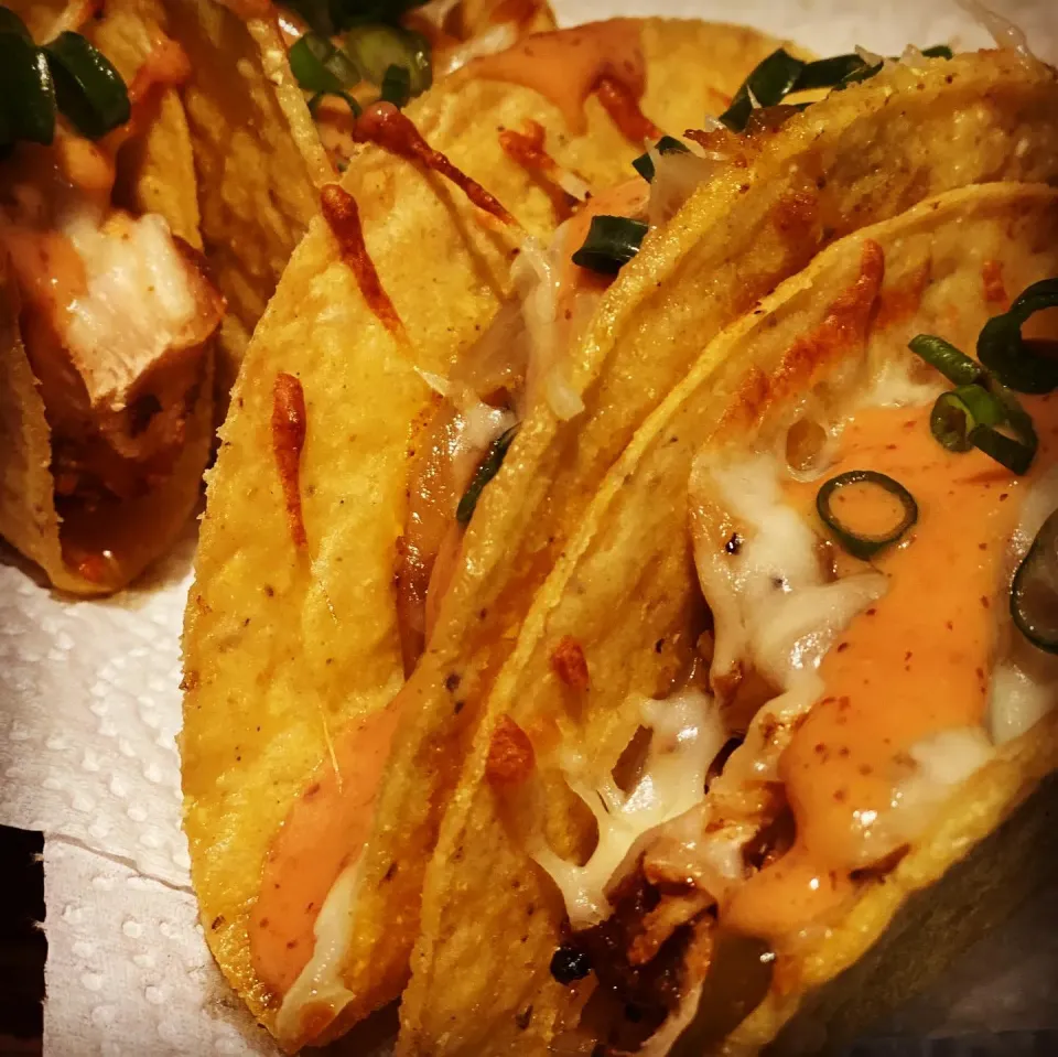 Snapdishの料理写真:Dinner ! Dinner ! 
Taco 🌮 Sunday lol 😂 
Spicy Chicken ,peppers, onions, Crunchy & Soft Tacos with spicy 🥵 sauce and cheese 
With a Bowl of Hot Chilli with Na|Emanuel Hayashiさん