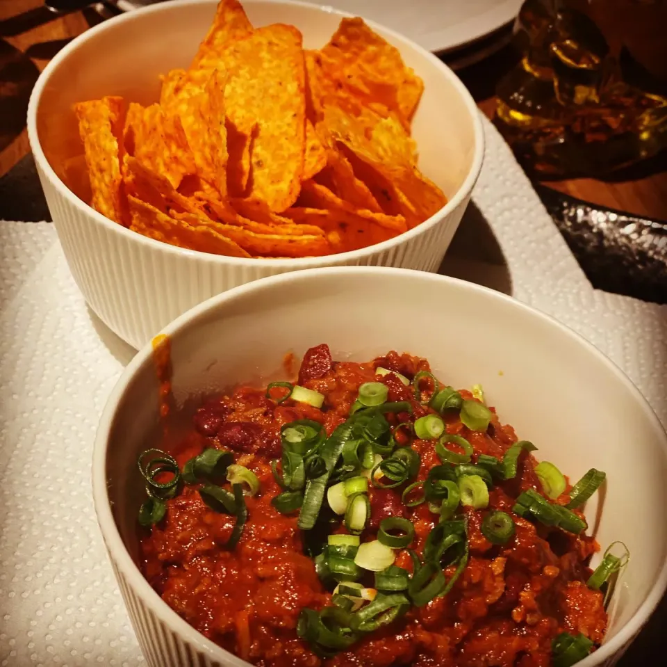 Dinner ! Dinner ! 
Taco 🌮 Sunday lol 😂 
Spicy Chicken ,peppers, onions, Crunchy & Soft Tacos with spicy 🥵 sauce and cheese 
With a Bowl of Hot Chilli with Na|Emanuel Hayashiさん