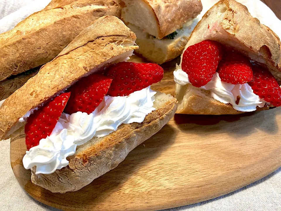 自家製バゲットでいちごサンド🍓|n_nさん