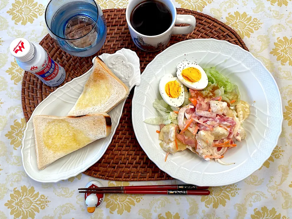 トースト、ポテサラ朝食❣️|もこさん