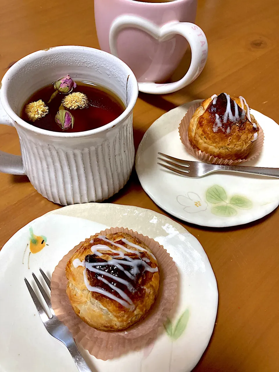 Snapdishの料理写真:戴き物マロンパイ🌰と薬膳紅茶(菊花とマイカイカ)|さくたえさん