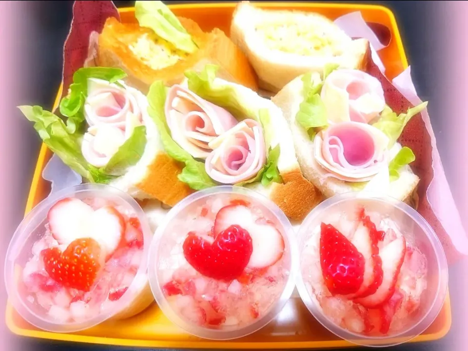 ポケットサンドと杏仁豆腐でお弁当🌸|chieさん