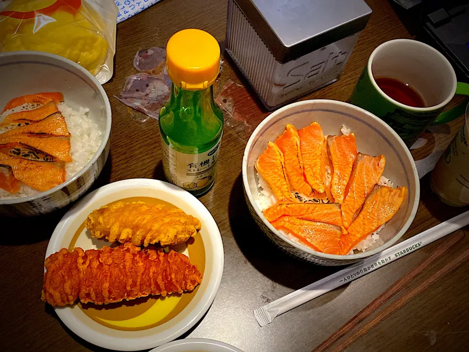 Snapdishの料理写真:炙りサーモン丼　クリスピーフライドチキン|ch＊K*∀o(^^*)♪さん