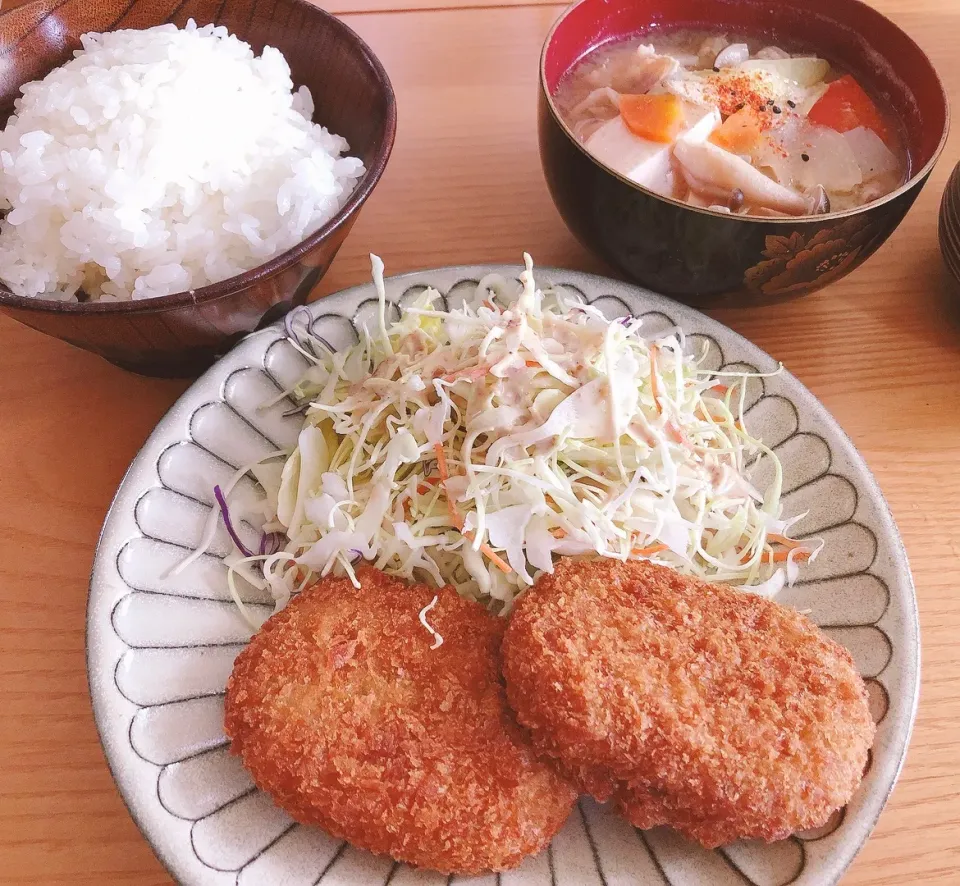 Snapdishの料理写真:今日の昼はスーパーのコロッケと具沢山な豚汁で定食風🍵|海斗さん