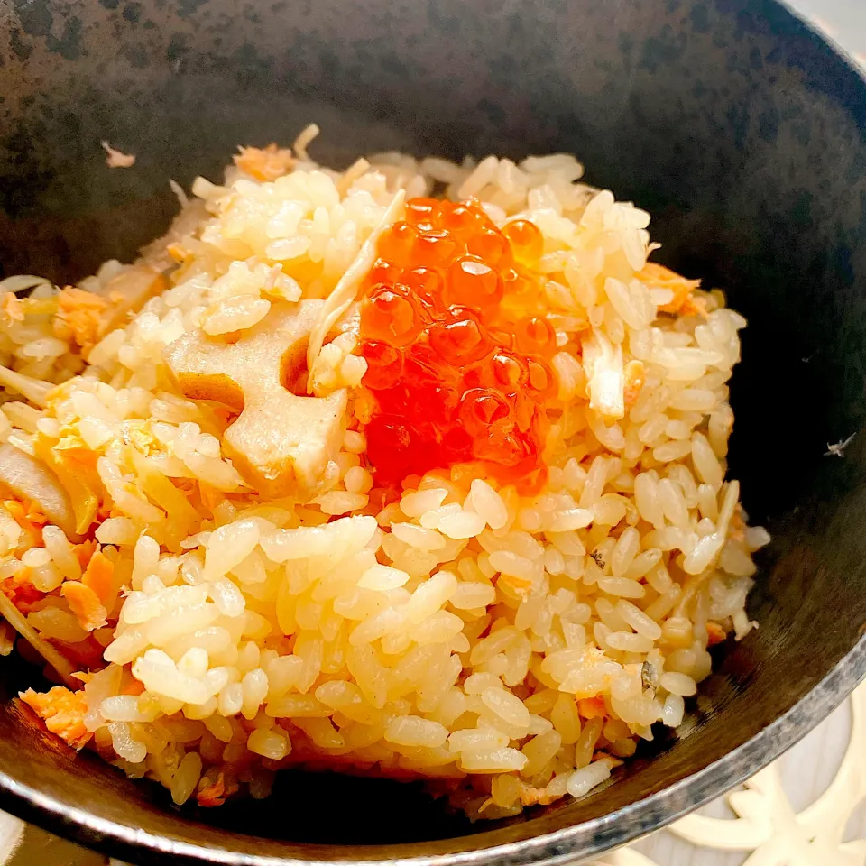 いくら乗せ鮭と蓮根の炊き込みご飯|ちーまるさん