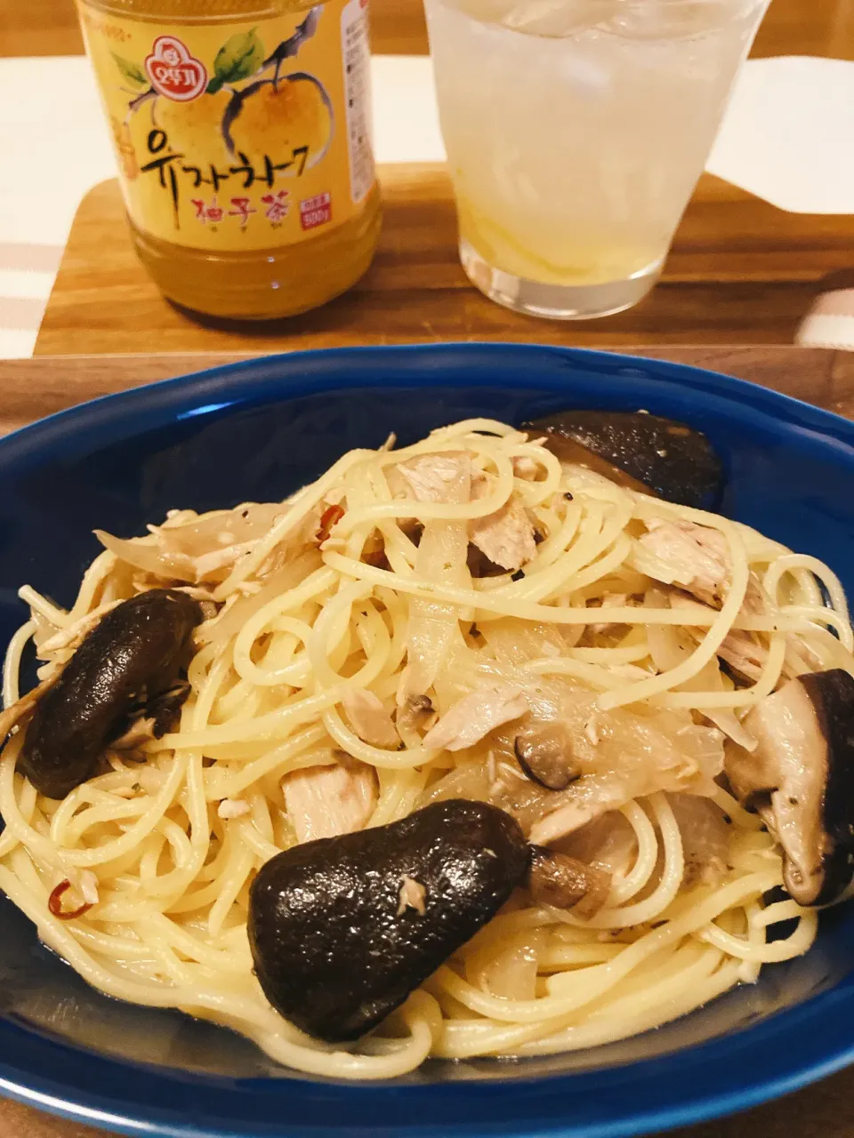 椎茸と新玉ねぎのガーリックソテーでペペロンチーノ🍝🌶柚子ソーダ🍊|gunlove❤さん