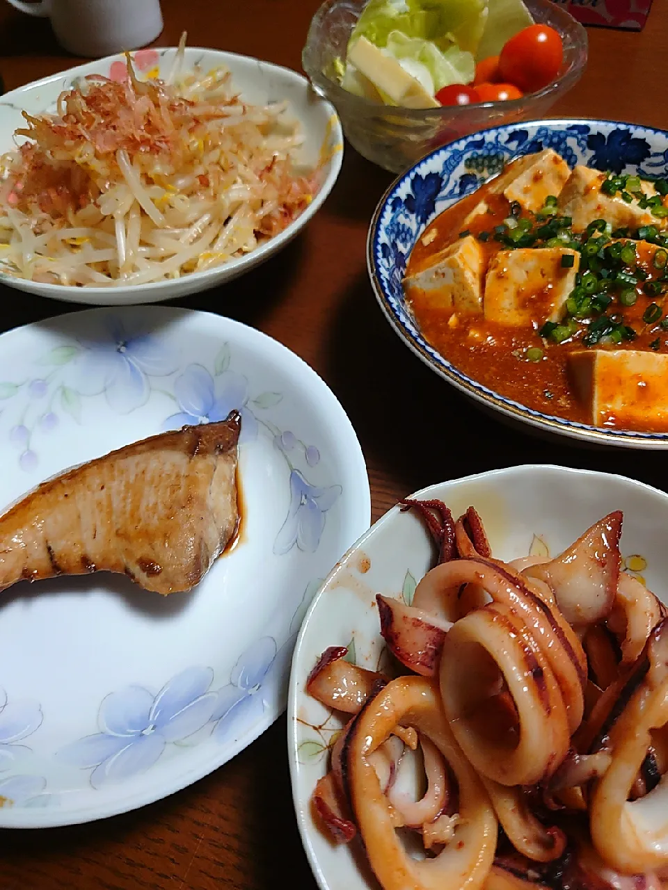 Snapdishの料理写真:ぶりの照焼き
ヤリイカのバター醤油炒め
麻婆豆腐
もやしナムル
サラダ|ぱやさん