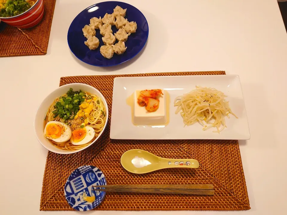 Snapdishの料理写真:今日の夕食　ラーメン、キムチのせ冷奴、もやしナムル、焼売|pinknari🐰🌈さん