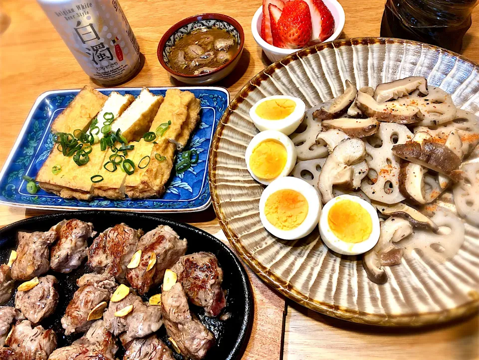 Snapdishの料理写真:牛ヒレ肉ステーキ　蓮根と椎茸の塩胡椒煮　厚揚げ焼き|じゅんさんさん