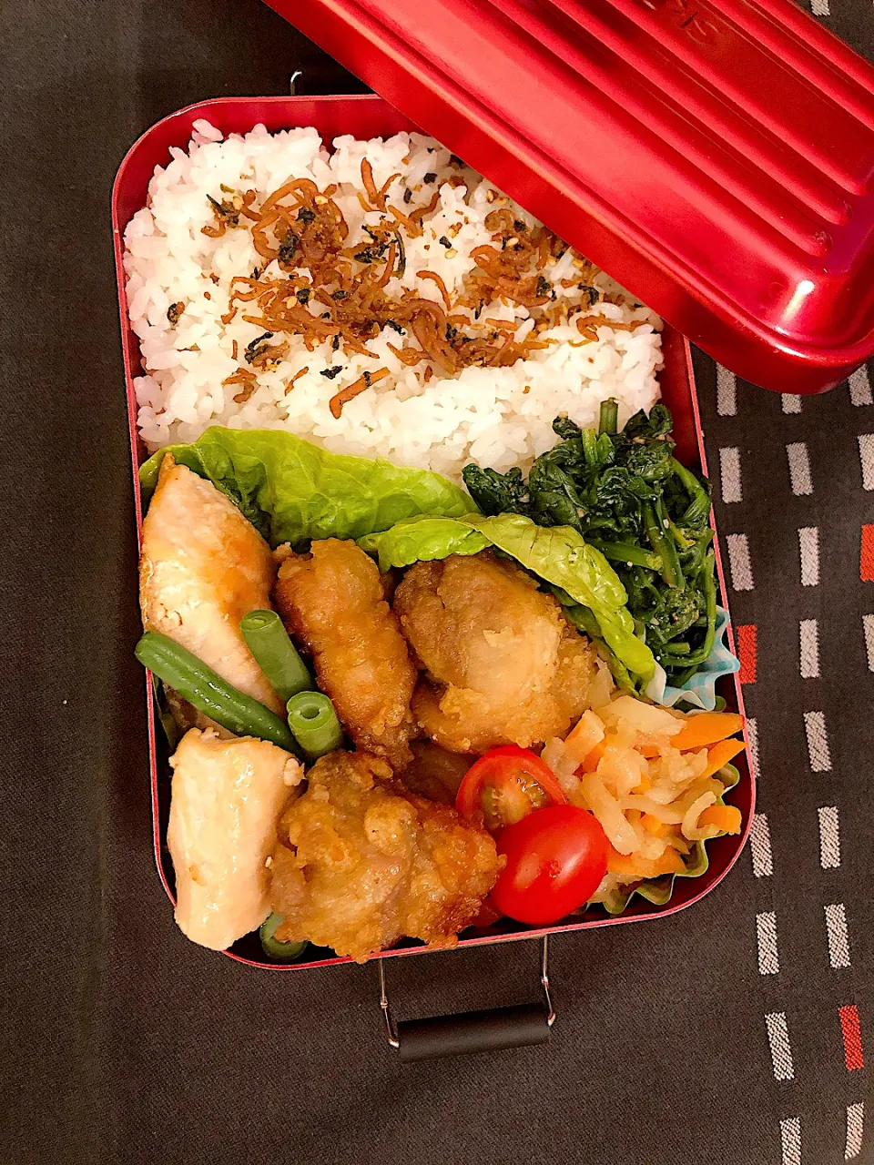 高校生弁当　G12-69 から揚げとサーモン弁当|mashaさん