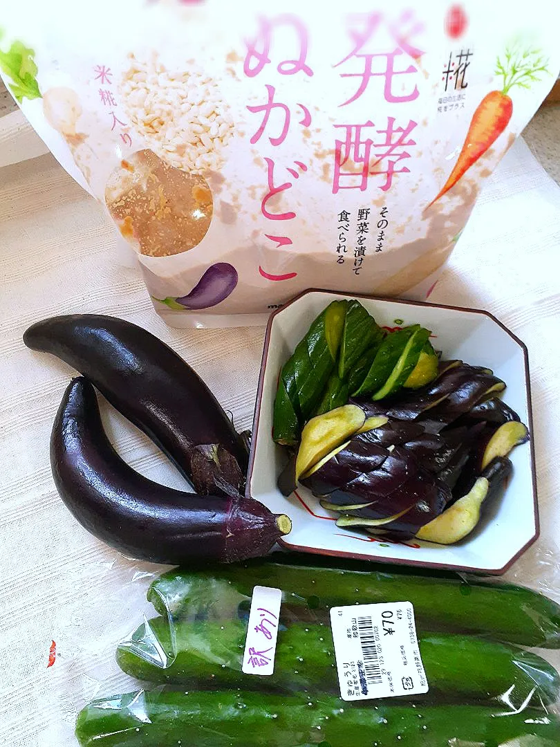 Snapdishの料理写真:地元産きゅうりと茄子のぬか漬け🥒🍆|fumfumさん