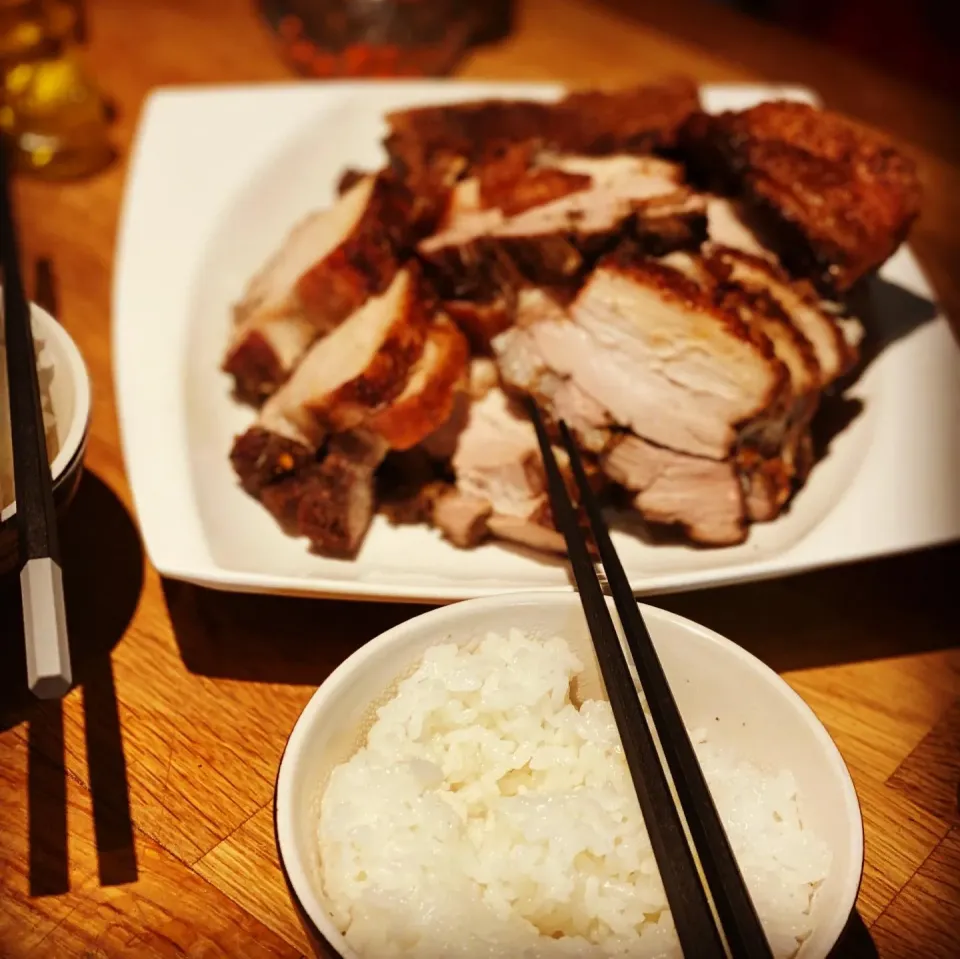 Snapdishの料理写真:Dinner ! Dinner ! 
Aromatic Spiced Loin Pork slow roasted with Schezwan Pepper , Five Spice cinnamon, ginger, Garlic, with Steamed Rice 🍚 
#pork #roasted #home|Emanuel Hayashiさん