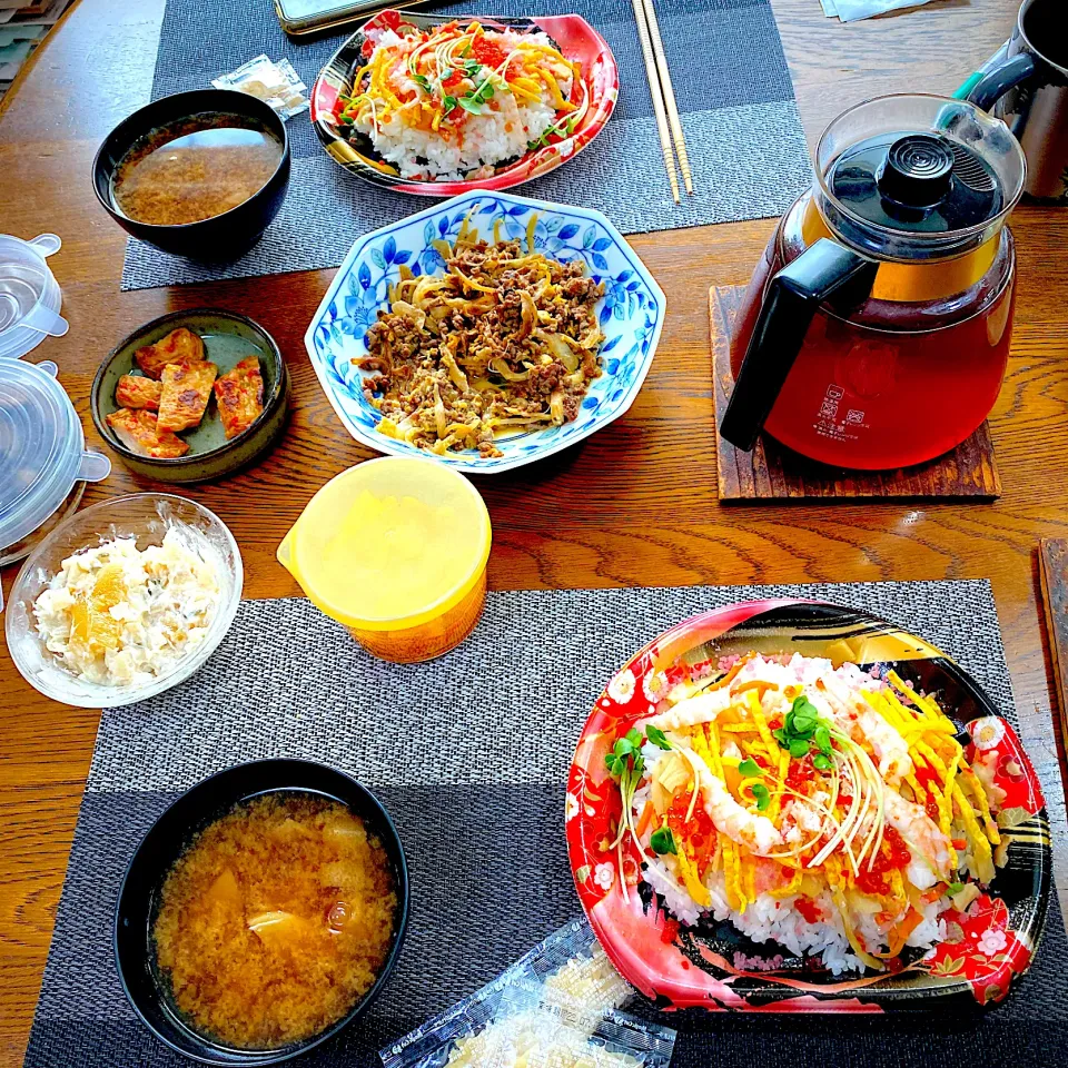 Snapdishの料理写真:ちらし寿司、串カツ、煮もの、味噌汁、常備菜、漬物|yakinasuさん